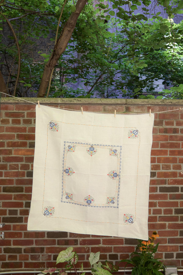 Lantern Bloom Tablerunner & Napkins